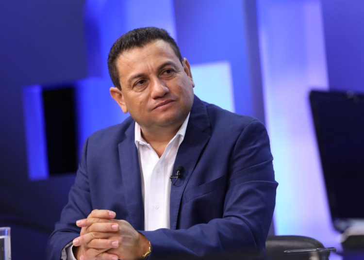 Ministro de Trabajo Rolando Castro se pone las pilas en brindar trabajo para los jóvenes