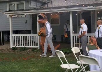 Dama de honor se presenta vestida de Dinosaurio en una boda
