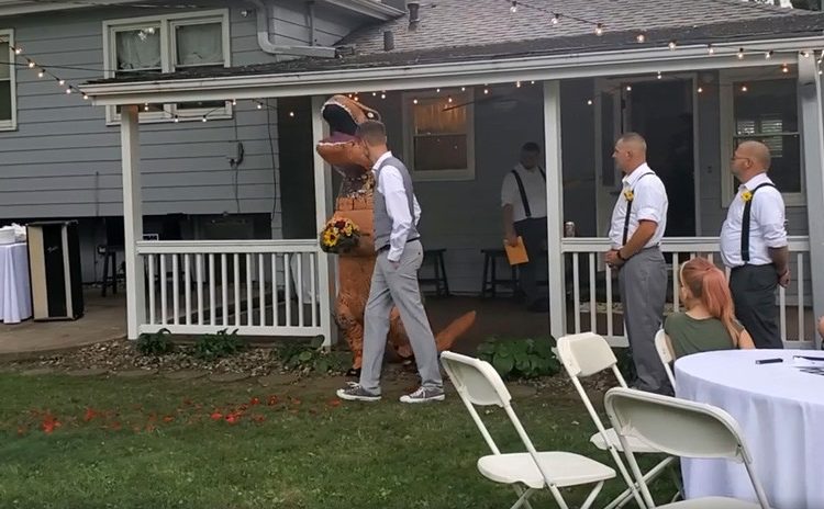 Dama de honor se presenta vestida de Dinosaurio en una boda
