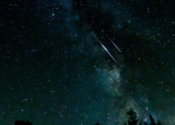 FOTO: Captan la caída simultánea de dos objetos espaciales brillantes en el este de Rusia