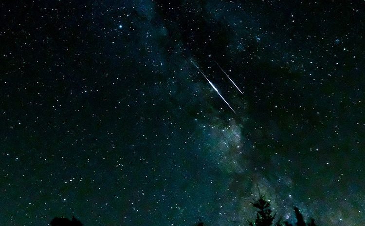 FOTO: Captan la caída simultánea de dos objetos espaciales brillantes en el este de Rusia