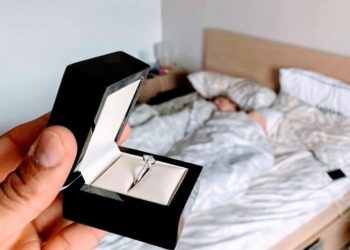 Le toma foto al anillo de compromiso sin que su comprometida se de cuenta