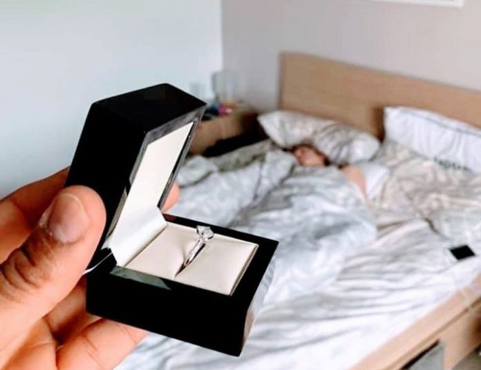 Le toma foto al anillo de compromiso sin que su comprometida se de cuenta