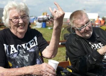Encuentran a un par de Ancianos disfrutando de un festival de Heavy Metal