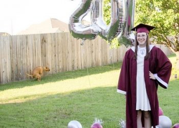 Intrusos que se  colocaron para  salir en una fotografía realmente posaron como se debía