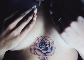 Observa el rico tatuaje que se ha hecho Berta debajo de sus pechos