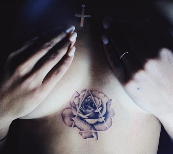 Observa el rico tatuaje que se ha hecho Berta debajo de sus pechos