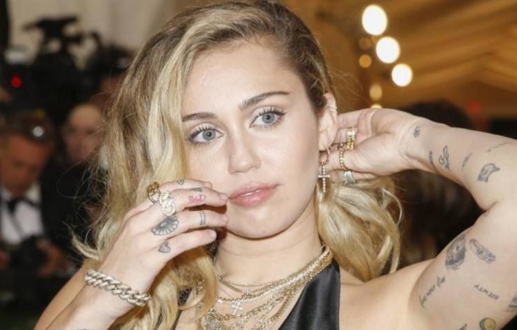 Famosos se hacen tatuajes con significados extraños