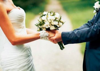 Sacerdote se equivoca de pareja y casa a los padrinos de boda