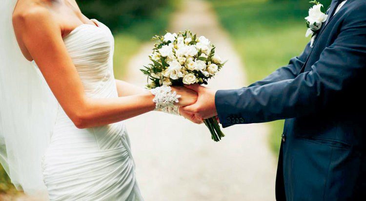 Sacerdote se equivoca de pareja y casa a los padrinos de boda