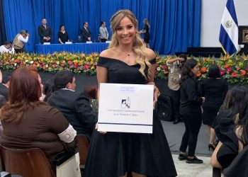 Liz Pleitez se graduó y dedicó el triunfo a sus padres que hace unos días fallecieron en un accidente aéreo