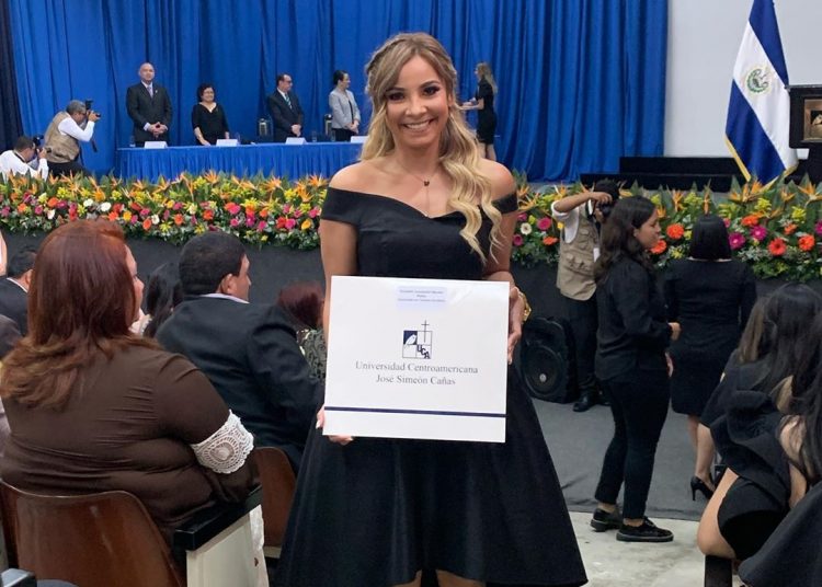 Liz Pleitez se graduó y dedicó el triunfo a sus padres que hace unos días fallecieron en un accidente aéreo
