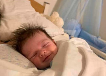 Esta es la triste historia de un bebé  que posa sonriente junto a su madre fallecida