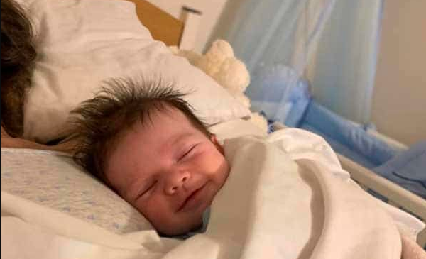 Esta es la triste historia de un bebé que posa sonriente junto a su madre fallecida