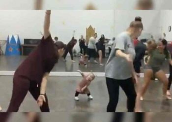 Bebé da clases como instructora de baile