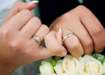 Novios ofrecen 32 euros a sus invitados para que asistan a la boda desnudos