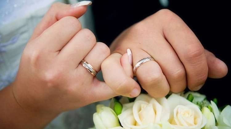 Novios ofrecen 32 euros a sus invitados para que asistan a la boda desnudos