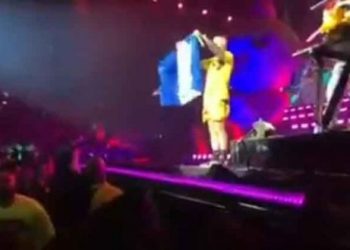 J Balvin levanta la bandera de El Salvador en pleno concierto