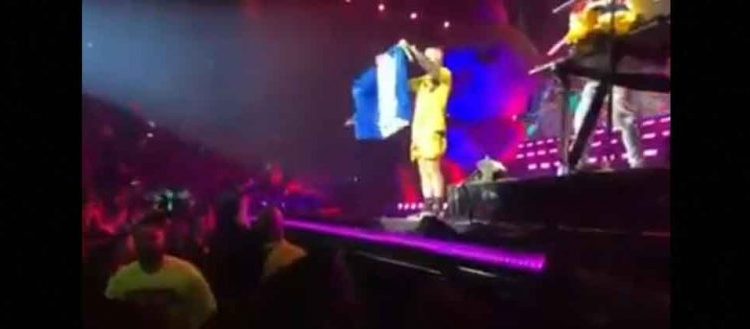 J Balvin levanta la bandera de El Salvador en pleno concierto
