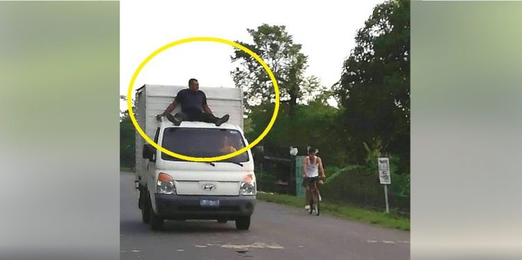 Hombre desfila como una princesa en Usulután