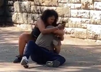 Relación tóxica nivel: Mujer obliga a hombre a poner su cara para desbloquear su celular
