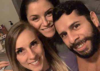 Pareja se enamoran de una joven y ahora los tres viven juntos