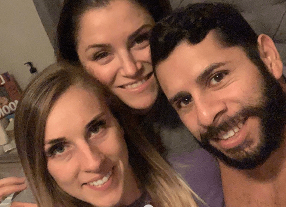 Pareja se enamoran de una joven y ahora los tres viven juntos