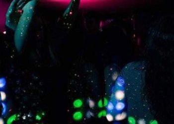 Bebé nace en una discoteca y recibe entradas gratis para toda la vida