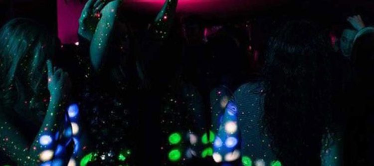 Bebé nace en una discoteca y recibe entradas gratis para toda la vida
