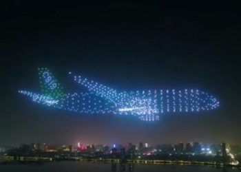 ¡Impresionante! 800 drones componen figuras de aviones en el cielo nocturno de China