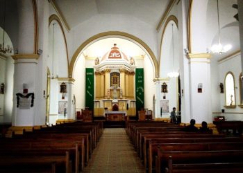 Personas revientan pólvora en el interior de catedral de San Miguel para espantar a las aves que llegan al lugar