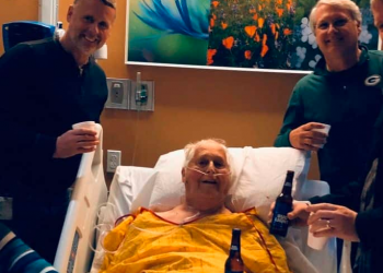 Antes de morir, anciano pide como último deseo tomar cerveza con sus hijos y la foto se hace viral