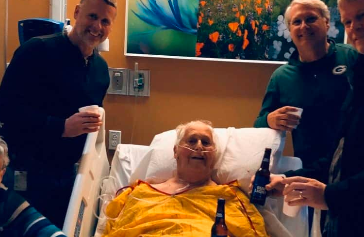 Antes de morir, anciano pide como último deseo tomar cerveza con sus hijos y la foto se hace viral