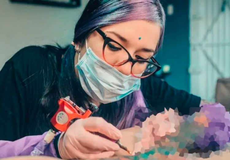 Joven se tatuó su parte íntima para ser «diferente» al resto y sus fotos se hacen virales