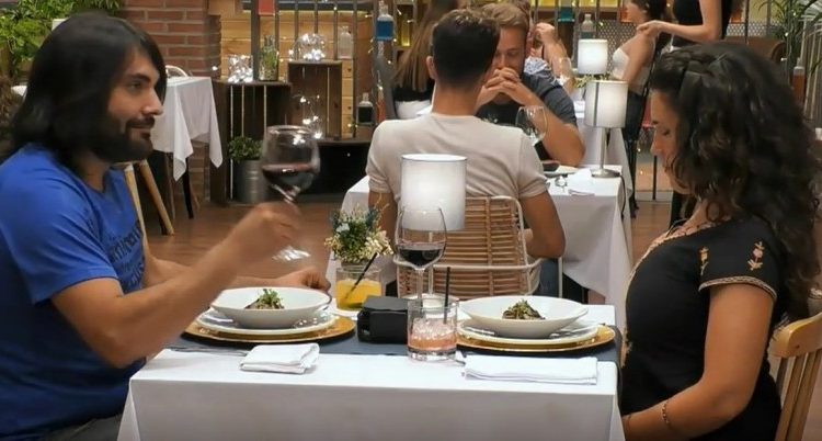 Discuten por el hecho de comer animales y él se va de la cita indignado