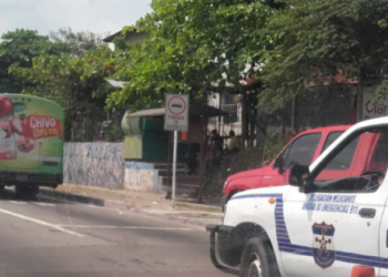 Por ir chateando mujer se baja de bus y olvida a su hijo