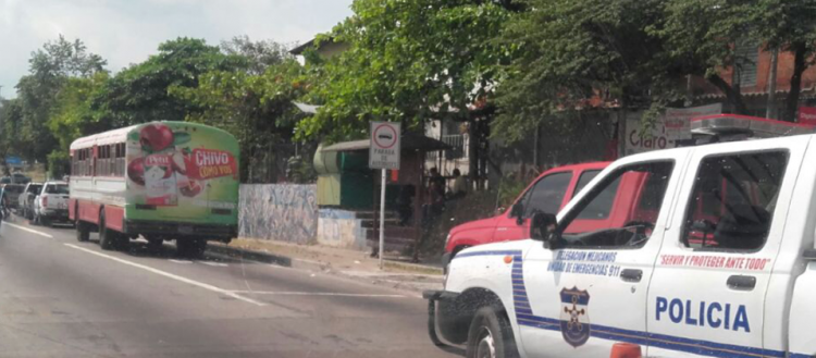 Por ir chateando mujer se baja de bus y olvida a su hijo