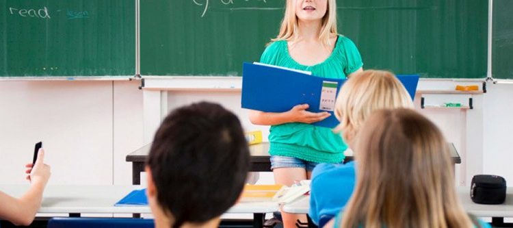 Un niño de 9 años decide usar su dinero de cumpleaños para darle un «aumento de sueldo» a su maestra