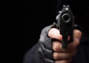 Un hombre intenta balear a su esposa 4 veces pero se salva porque el arma falla