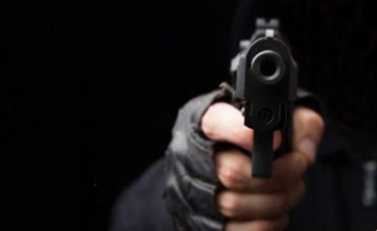 Un hombre intenta balear a su esposa 4 veces pero se salva porque el arma falla