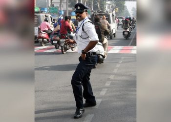 En la India el policía de tránsito que conquistó a la internet con sus bailes agrede a conductor