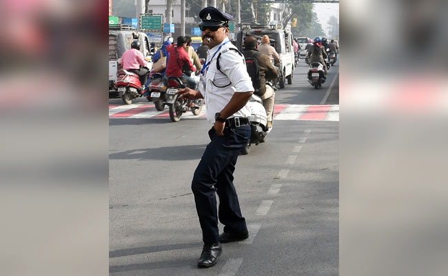 En la India el policía de tránsito que conquistó a la internet con sus bailes agrede a conductor
