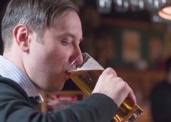Expertos aseguran que la cerveza es mejor para aliviar un dolor de cabeza que un analgésico