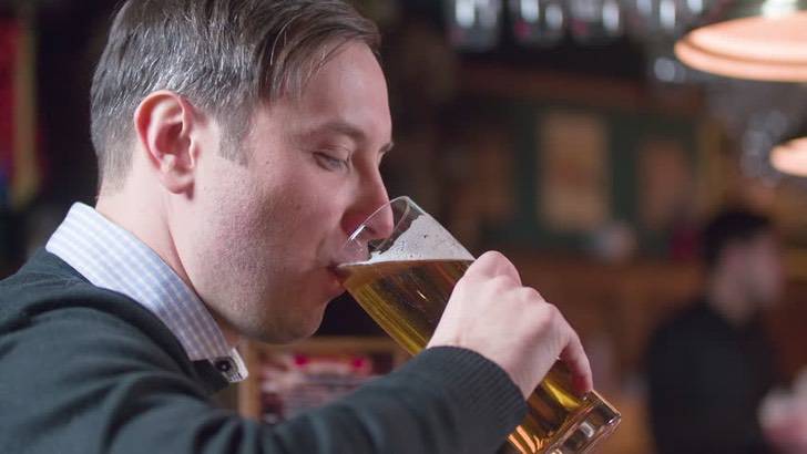 Expertos aseguran que la cerveza es mejor para aliviar un dolor de cabeza que un analgésico