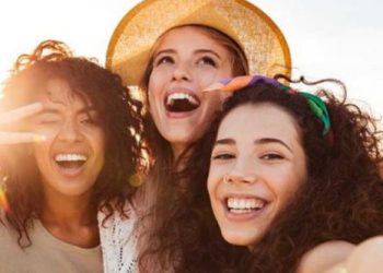 Plataforma de citas asegura que mujeres solteras salen con seis hombres al mismo tiempo