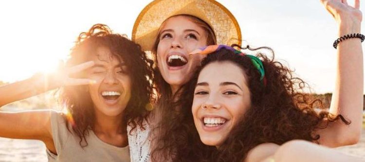 Plataforma de citas asegura que mujeres solteras salen con seis hombres al mismo tiempo