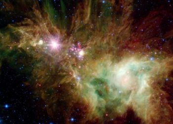 La NASA publica una imagen de una colección de estrellas organizadas como un copo de nieve
