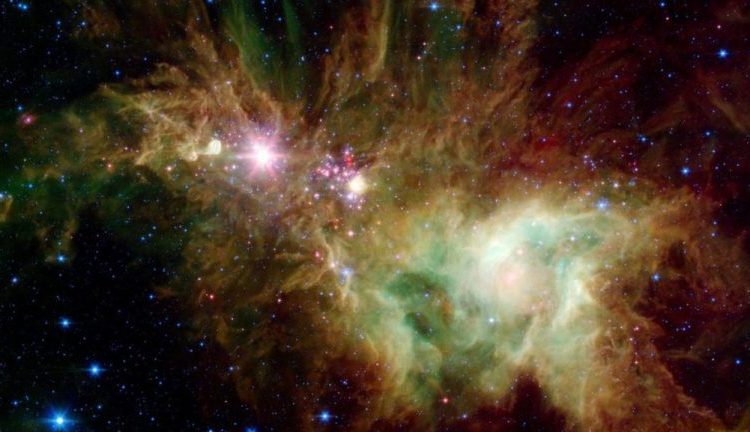 La NASA publica una imagen de una colección de estrellas organizadas como un copo de nieve