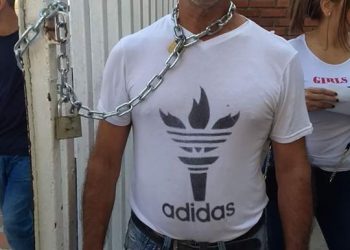 Padre de familia se encadena al portón de un centro escolar porque le aplazaron a su hija