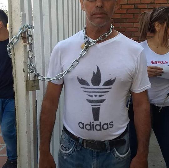 Padre de familia se encadena al portón de un centro escolar porque le aplazaron a su hija